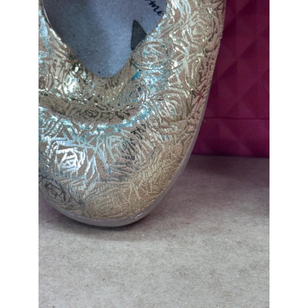 Livie & Luca Girls Metallic Gold Floral Embossed Mary Jane Flats Size 13